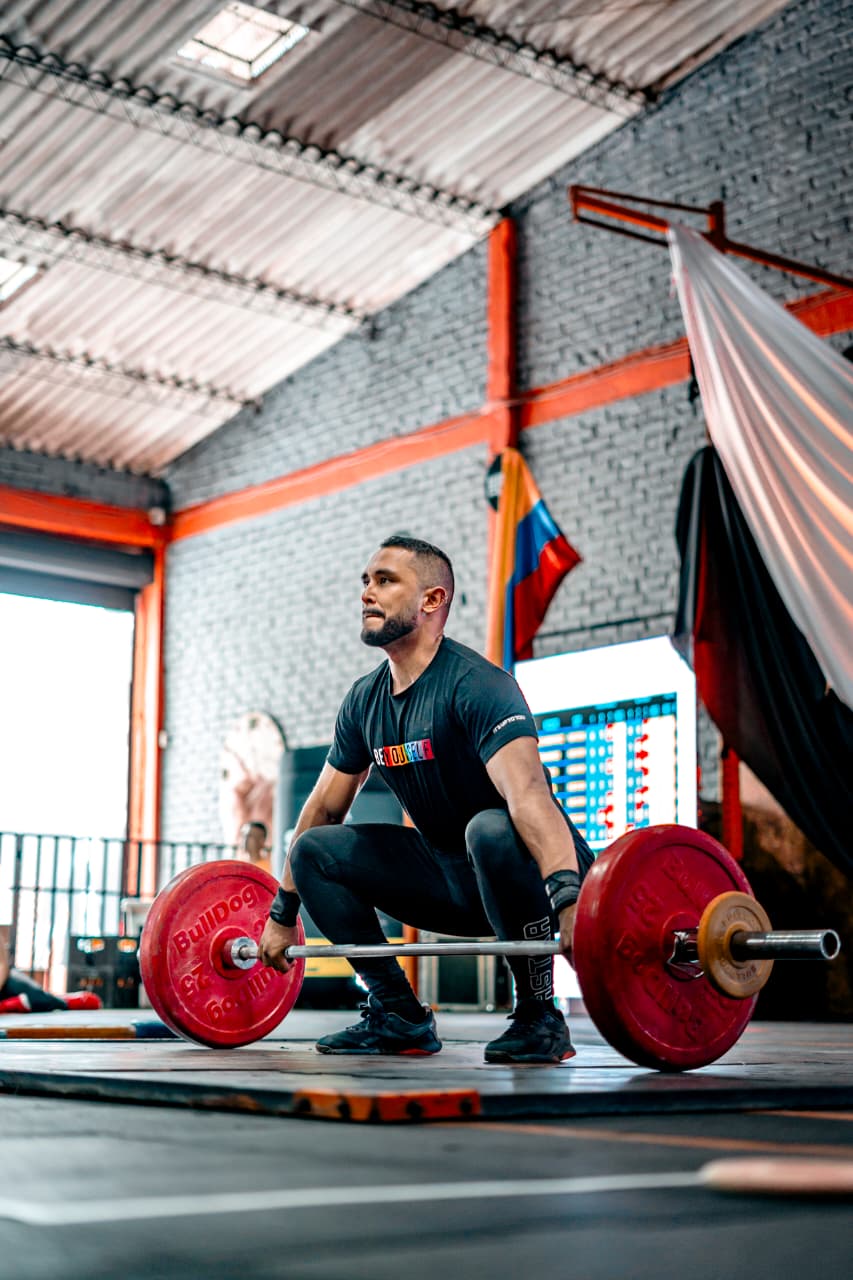 Atleta levantando barra